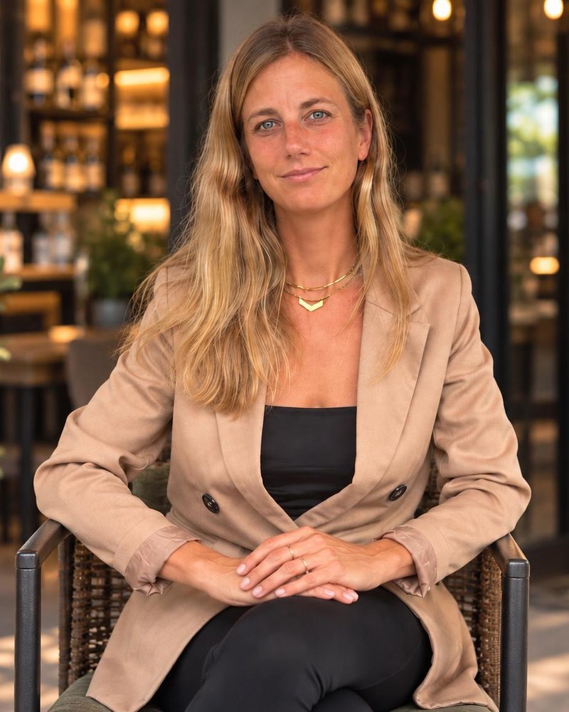 Sarah Domke Cober in einer Bar
